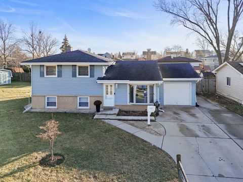 Tiny photo for 665 W Lake Manor Drive, Addison, IL 60101 (MLS # 12540517)