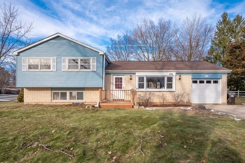 Photo of 266 Dartmoor Drive, Crystal Lake, IL 60014 (MLS # 12525542)