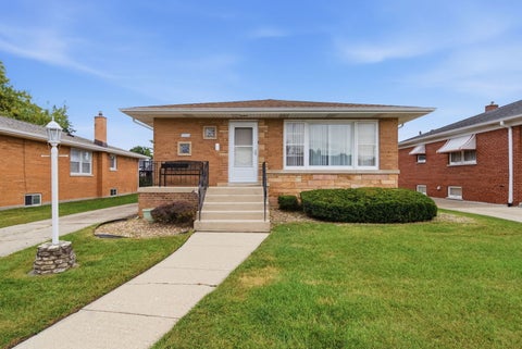 Photo of 4524 W 100th Place, Oak Lawn, IL 60453 (MLS # 12733320)