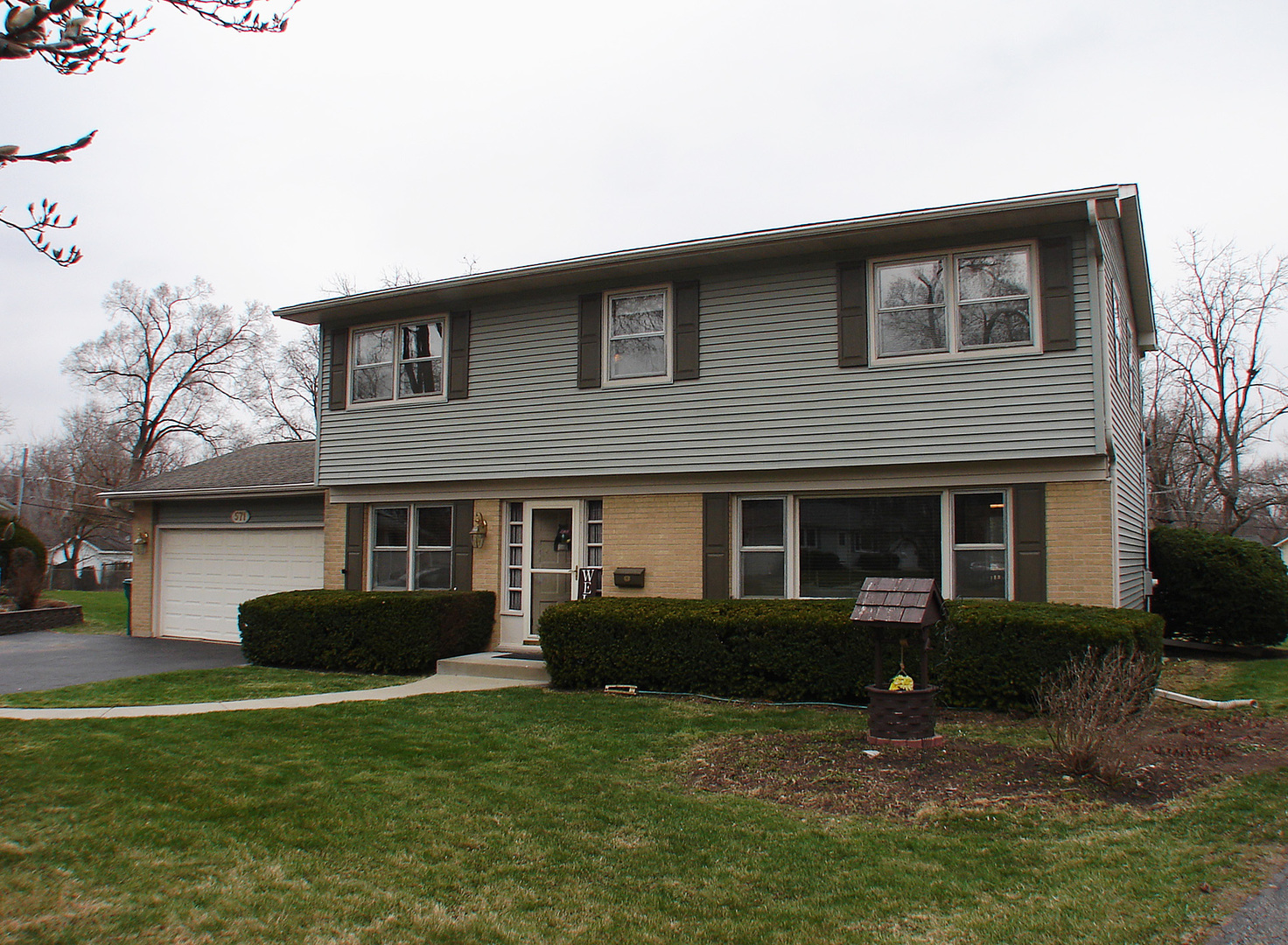 571 DAWN Circle