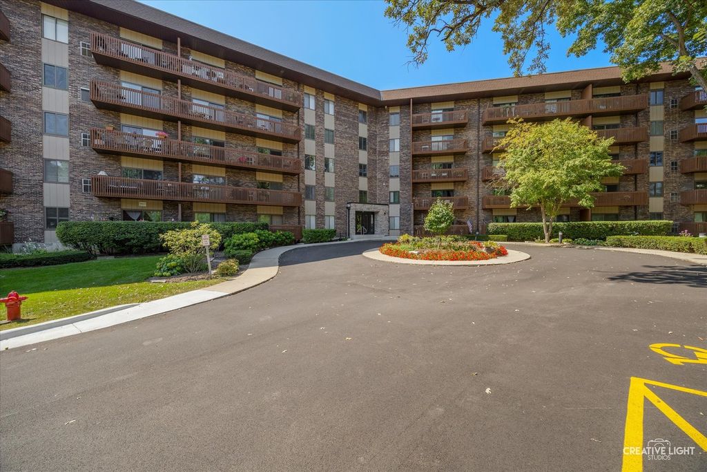 Photo for 120 Lakeview Drive #513, Bloomingdale, IL 60108 (MLS # 12467208)