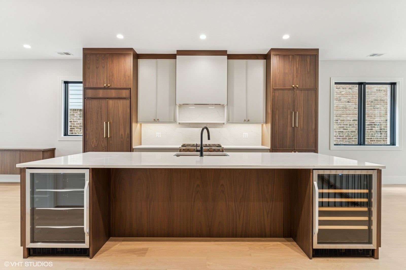 851 W Wolfram Street 1