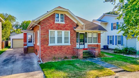 Photo of 215 W Washington Street, Streator, IL 61364 (MLS # 12476423)