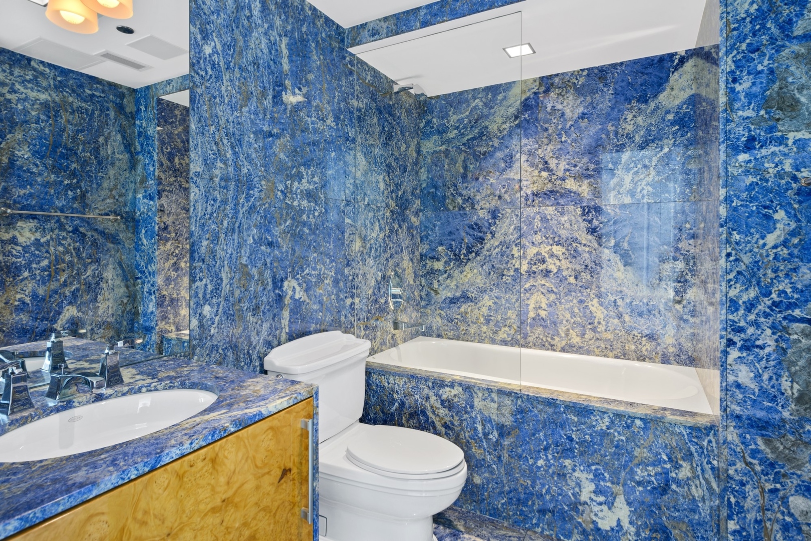 Chicago, Illinois 60611, United States, 3 Bedrooms Bedrooms, ,4 BathroomsBathrooms,Residential,Active,111148