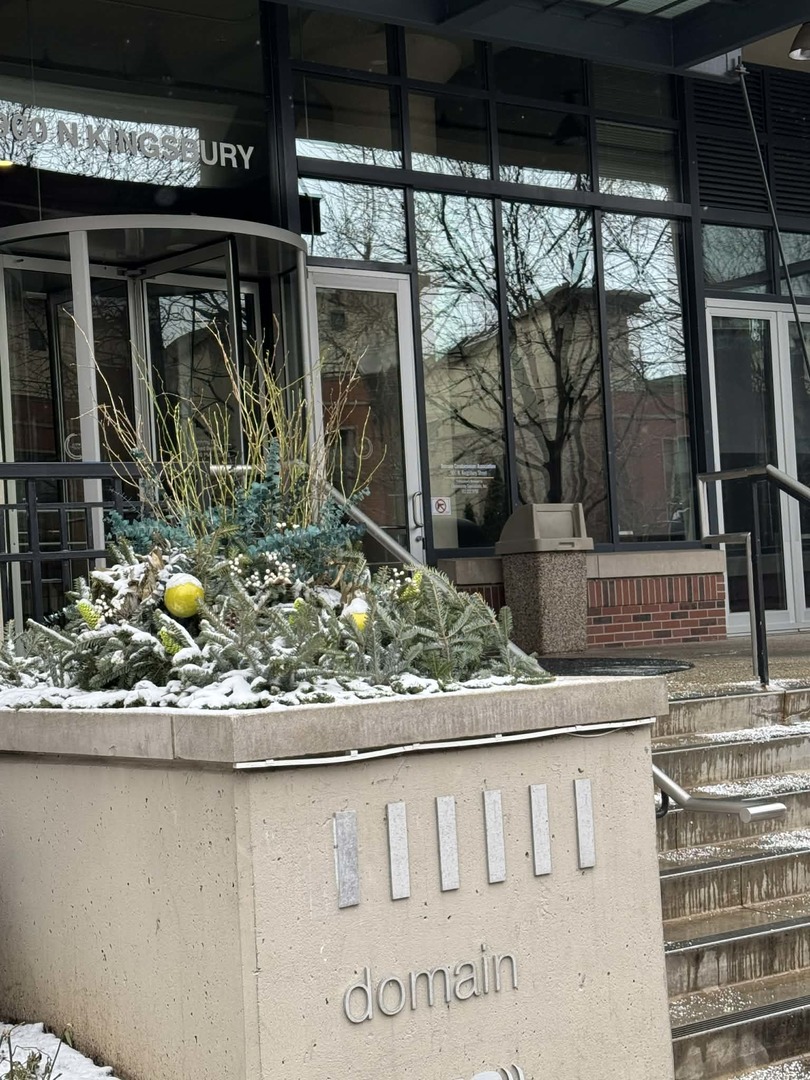 900 N KINGSBURY 1167