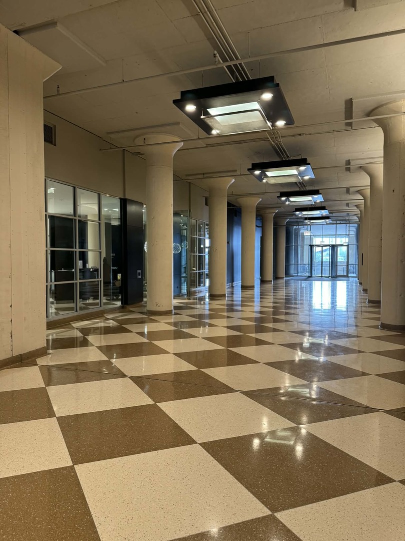 900 N KINGSBURY 1167