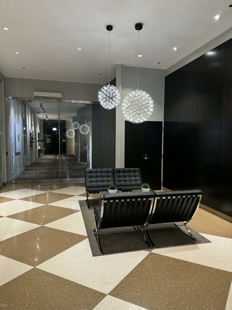 900 N KINGSBURY 1167