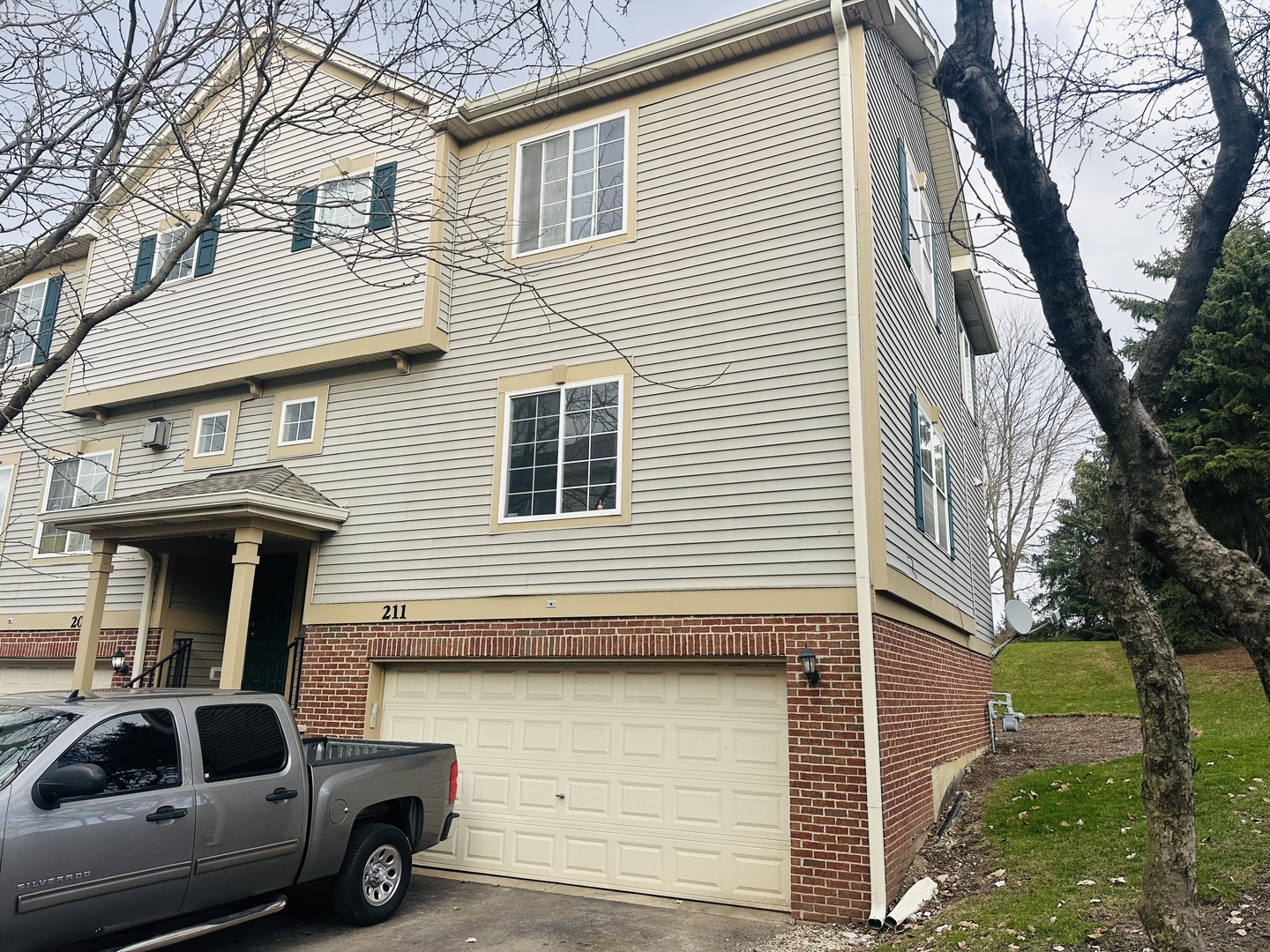 211 MONARCH Drive - Photo 2
