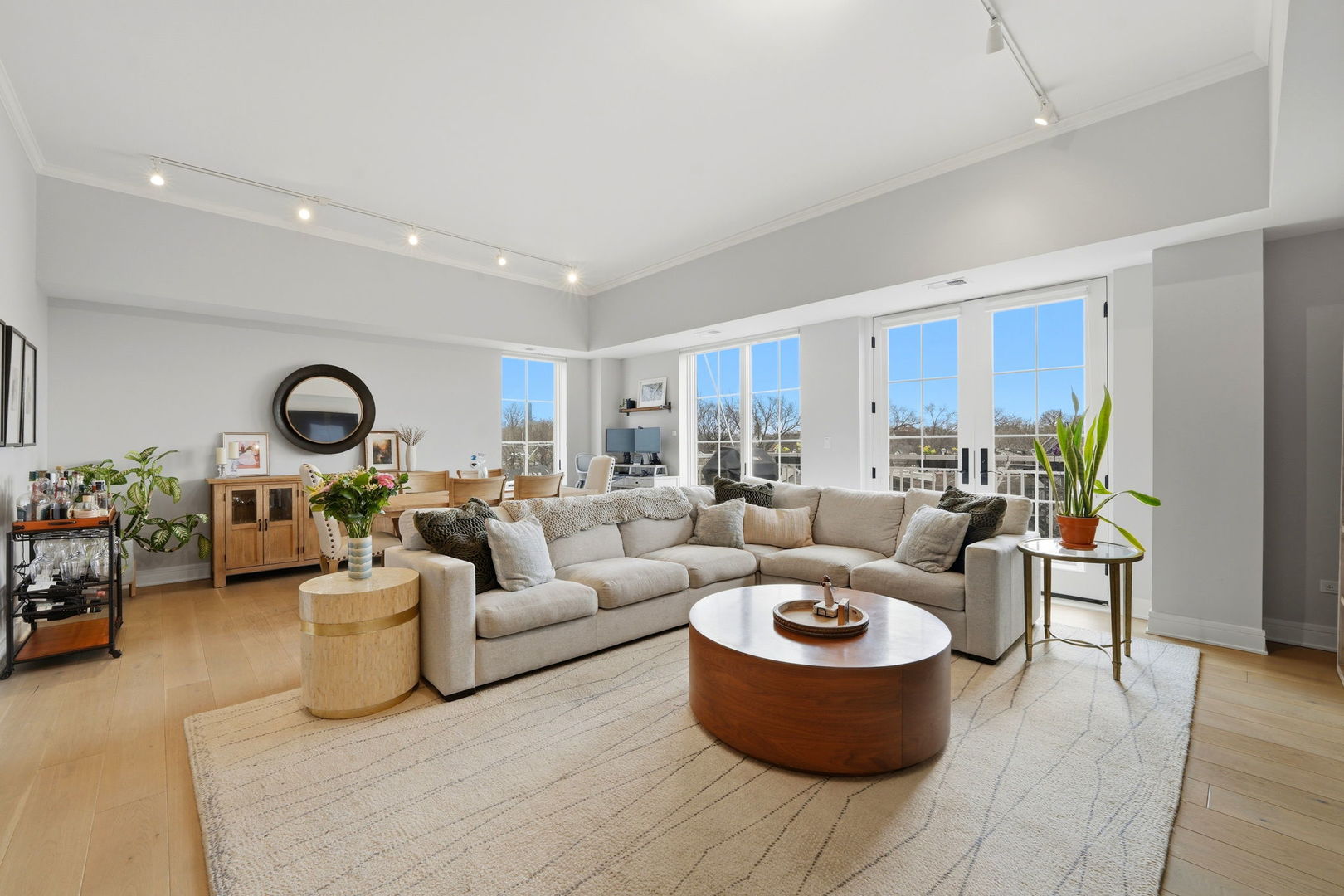 2762 N Lincoln Avenue 401