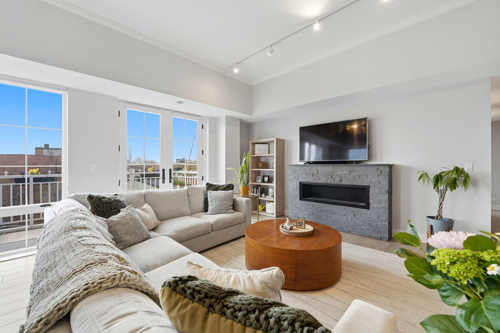 2762 N Lincoln Avenue 401