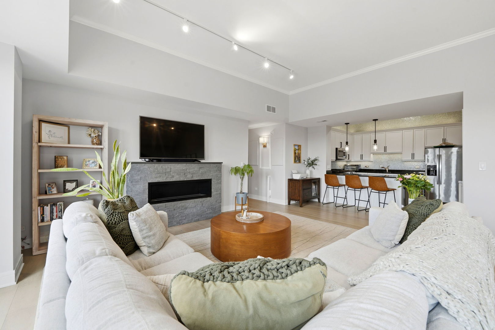 2762 N Lincoln Avenue 401