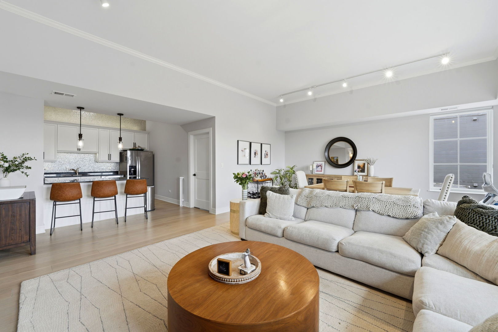 2762 N Lincoln Avenue 401