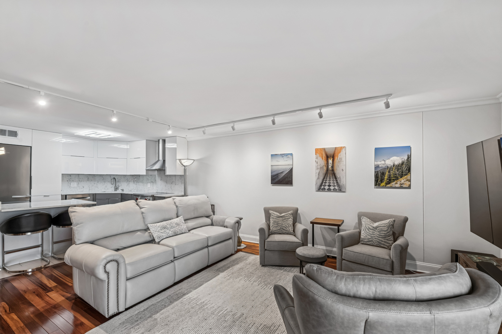 6033 N SHERIDAN Road 15L