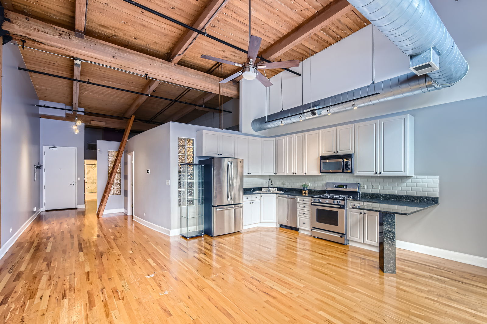 2735 W Armitage Avenue 402
