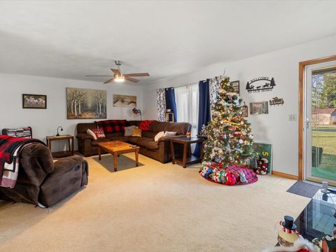 Tiny photo for 205 W Boundary Road, CrealSprng, IL 62922 (MLS # 100000075)