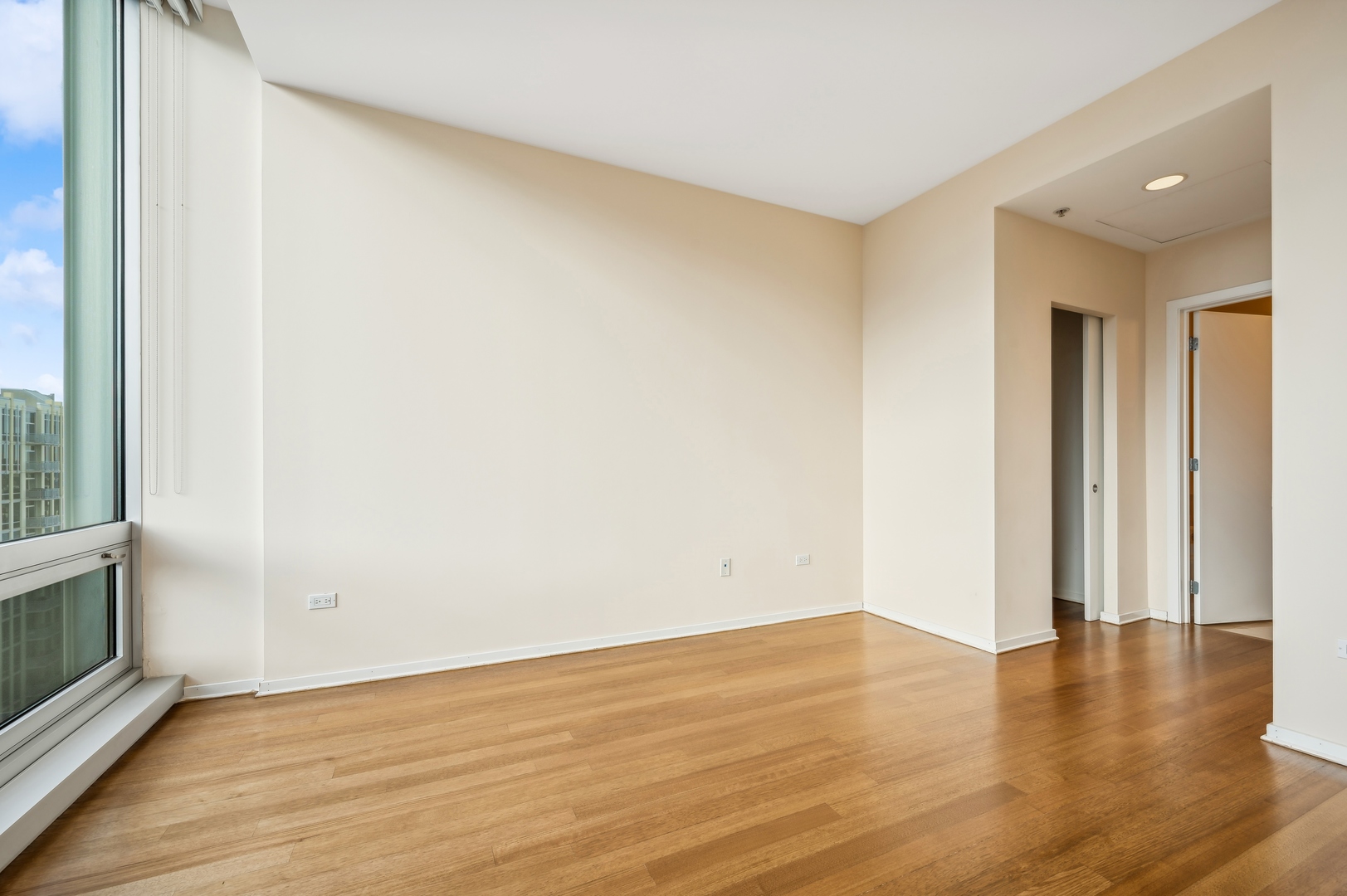 Chicago, Illinois 60654, United States, 2 Bedrooms Bedrooms, ,2 BathroomsBathrooms,Residential,Active,216343