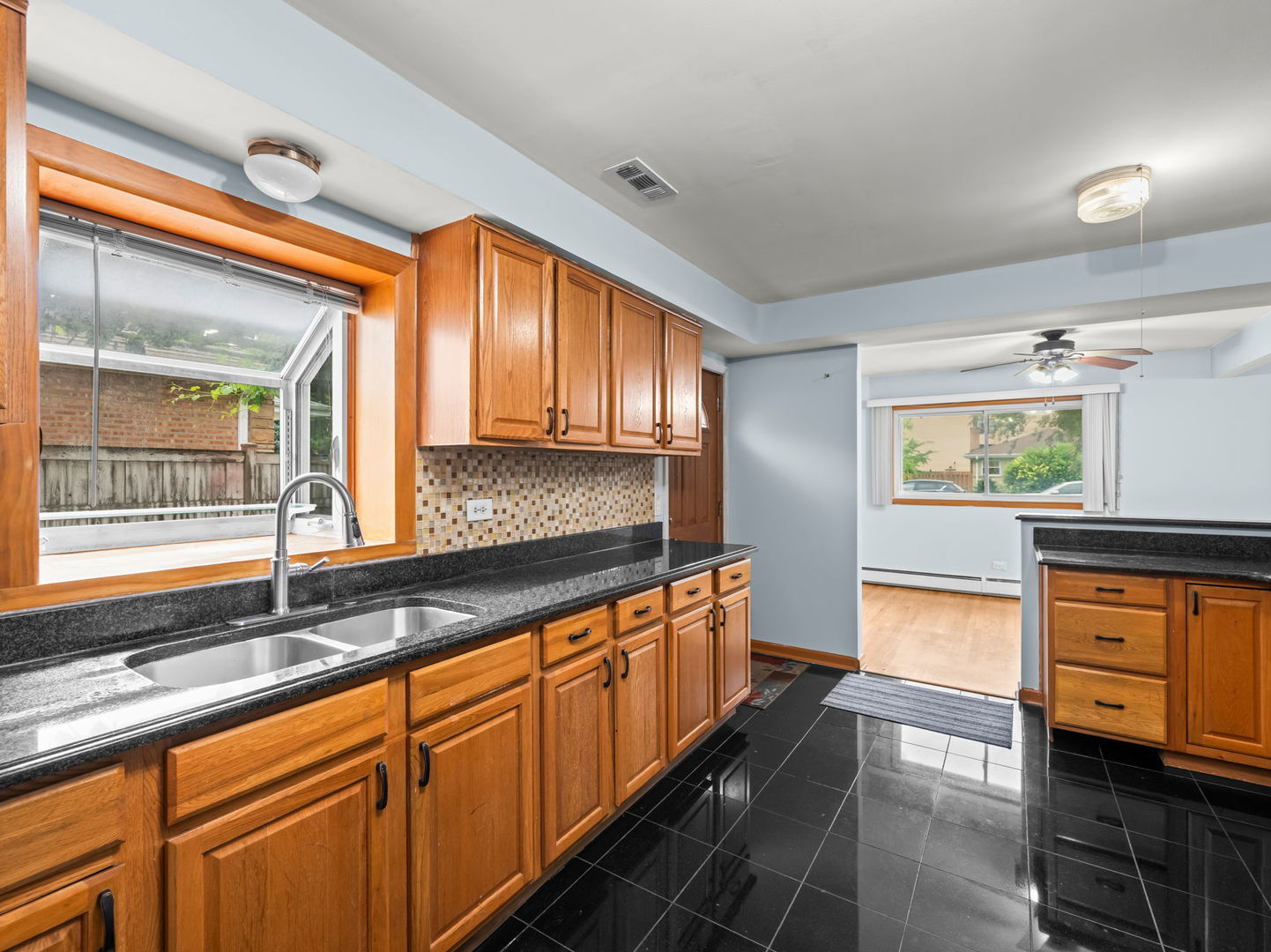 7662 Enfield Avenue, Morton Grove, IL 60053 — MLS #12649919 — photo 8 of 27