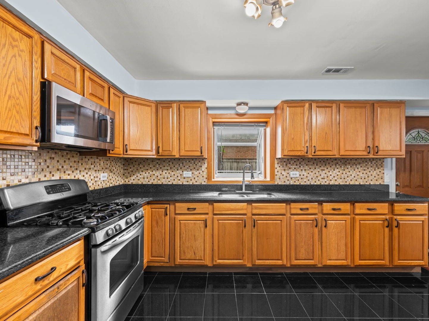 7662 Enfield Avenue, Morton Grove, IL 60053 — MLS #12649919 — photo 7 of 27