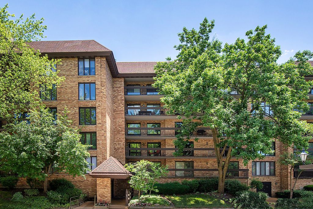 Photo for 1621 Mission Hills Road #104, Northbrook, IL 60062 (MLS # 12489123)