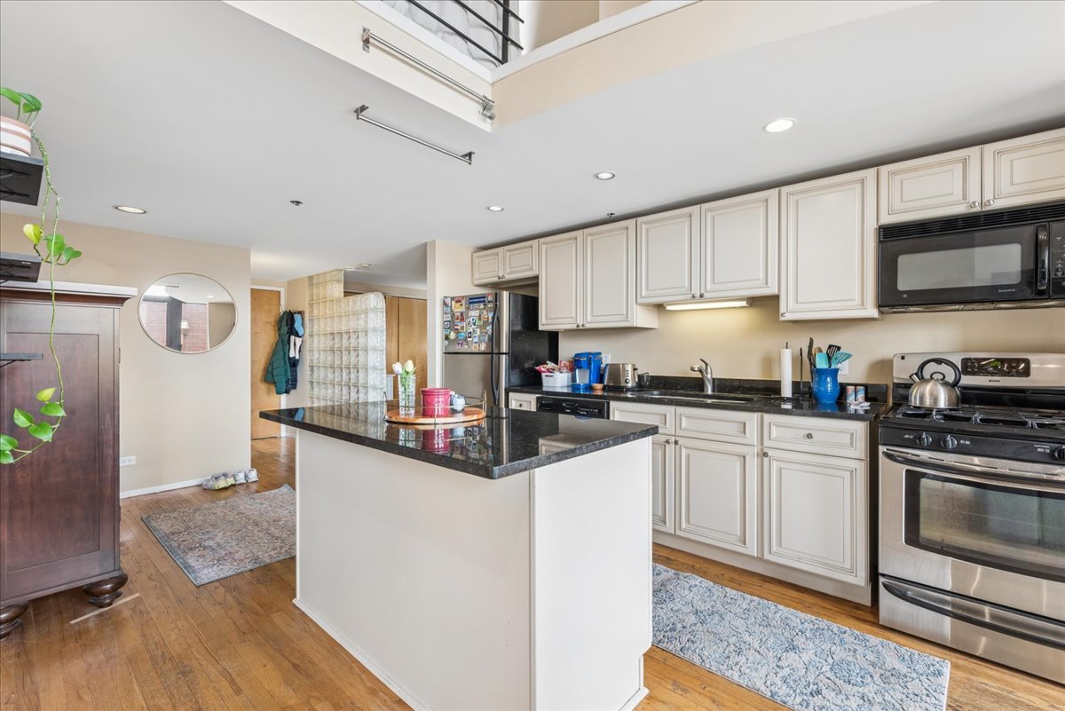 2300 W WABANSIA Avenue 301