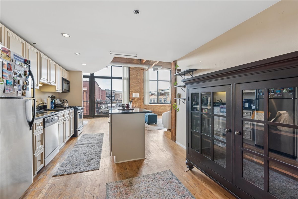 2300 W WABANSIA Avenue 301