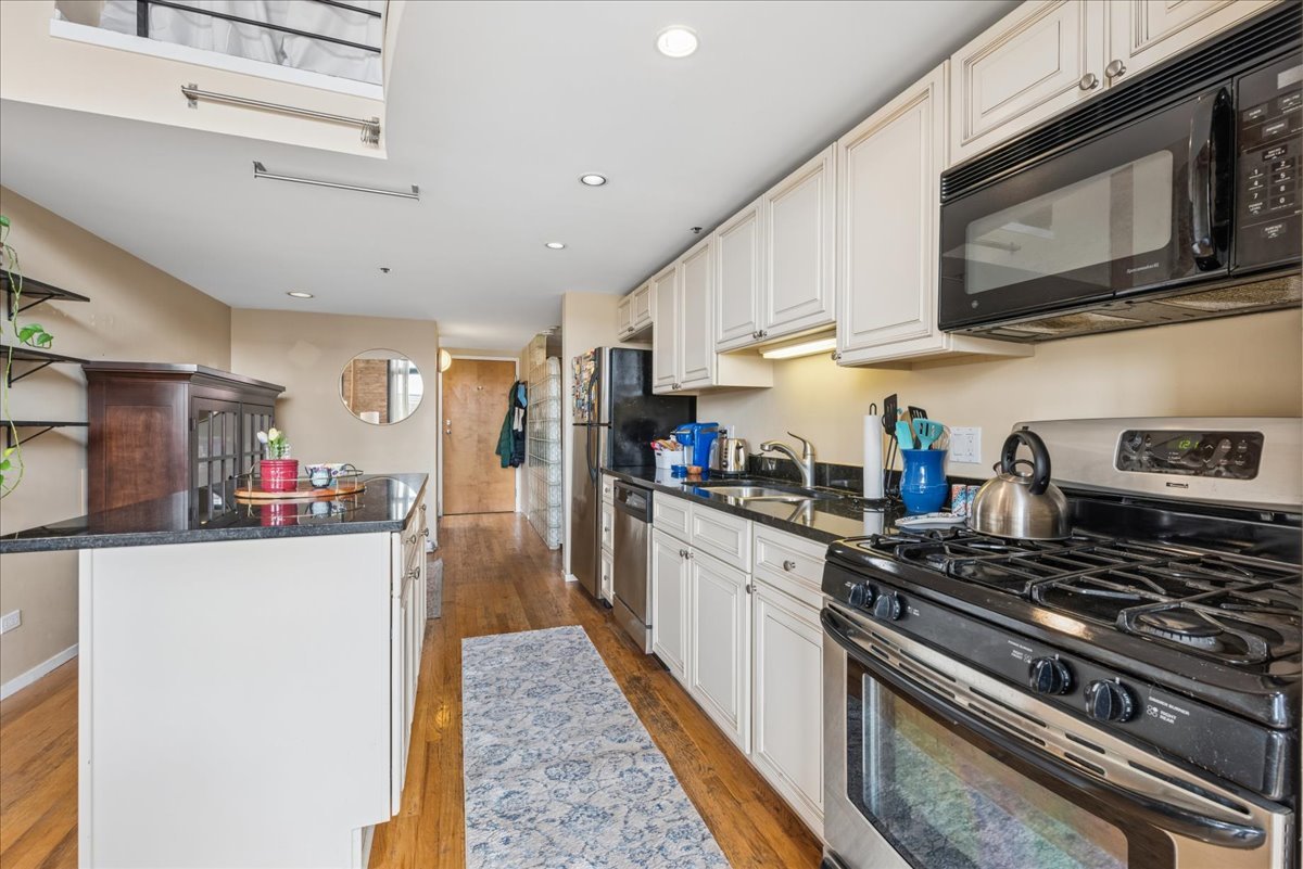 2300 W WABANSIA Avenue 301