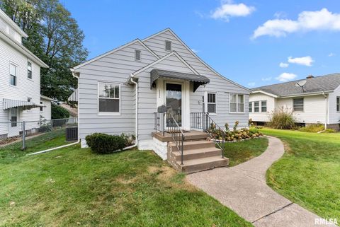Photo of 2424 DAVIE Street, Davenport, IA 52804 (MLS # QC4267590)