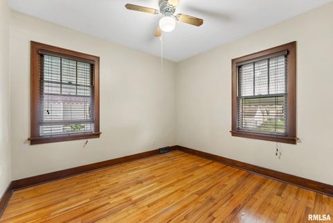 Tiny photo for 2424 DAVIE Street, Davenport, IA 52804 (MLS # QC4267590)