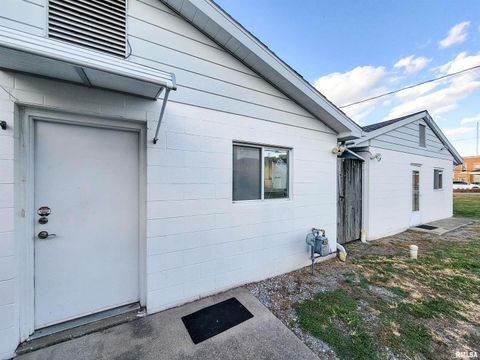 Tiny photo for 119 W 2ND Street, Flora, IL 62839 (MLS # EB459745)