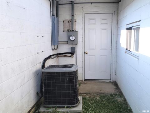 Tiny photo for 119 W 2ND Street, Flora, IL 62839 (MLS # EB459745)