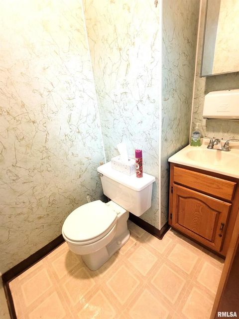 Tiny photo for 119 W 2ND Street, Flora, IL 62839 (MLS # EB459745)