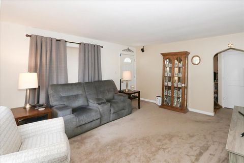 Tiny photo for 6 W Harding Road, Lombard, IL 60148 (MLS # 12477359)