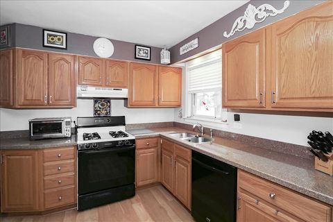 Tiny photo for 6 W Harding Road, Lombard, IL 60148 (MLS # 12477359)