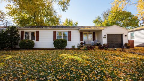 Photo of 1811 E Lincoln Street, Bloomington, IL 61701 (MLS # 12515000)