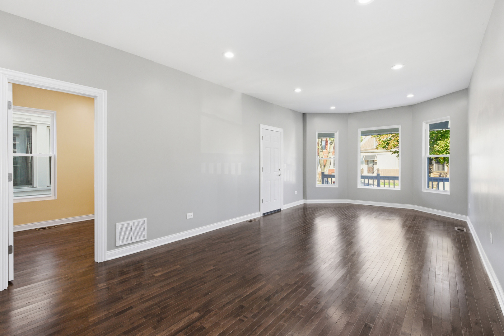 6634 S Winchester Avenue