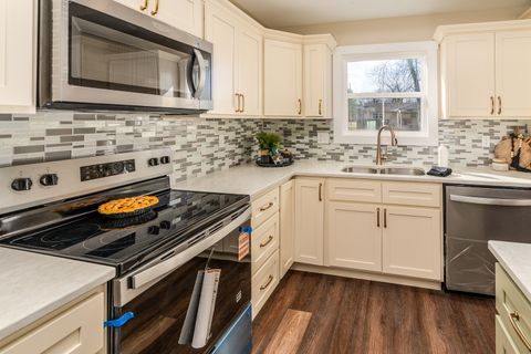 Tiny photo for 1200 S Vicksburg Street, Marion, IL 62959 (MLS # 12565653)