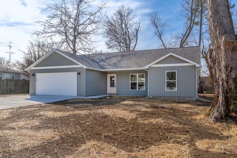 Photo of 1200 S Vicksburg Street, Marion, IL 62959 (MLS # 12565653)