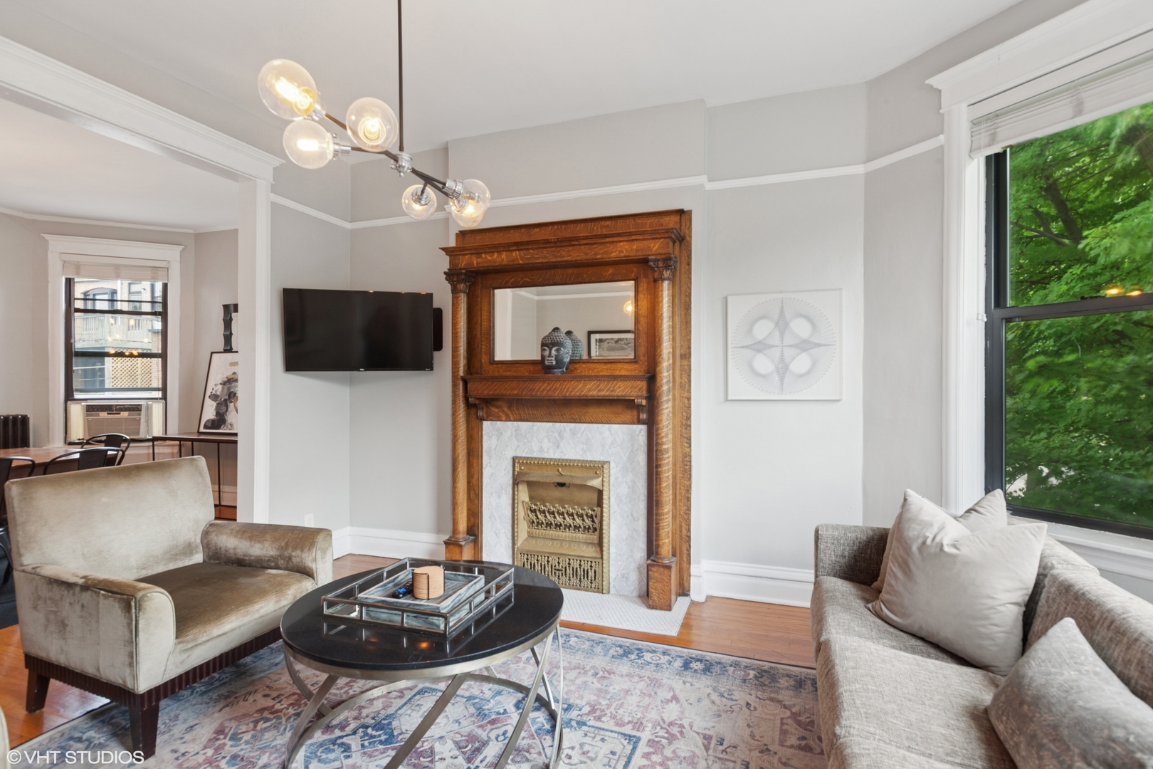 1510 W Montrose Avenue