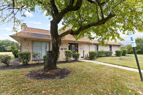 Tiny photo for 242 Shorewood Drive #1B, Glendale Heights, IL 60139 (MLS # 12490383)
