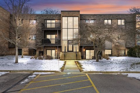 Photo of 1426 Stonebridge Circle #K8, Wheaton, IL 60189 (MLS # 12550774)