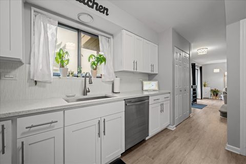 Tiny photo for 7315 Winthrop Way #16, Downers Grove, IL 60516 (MLS # 12521337)