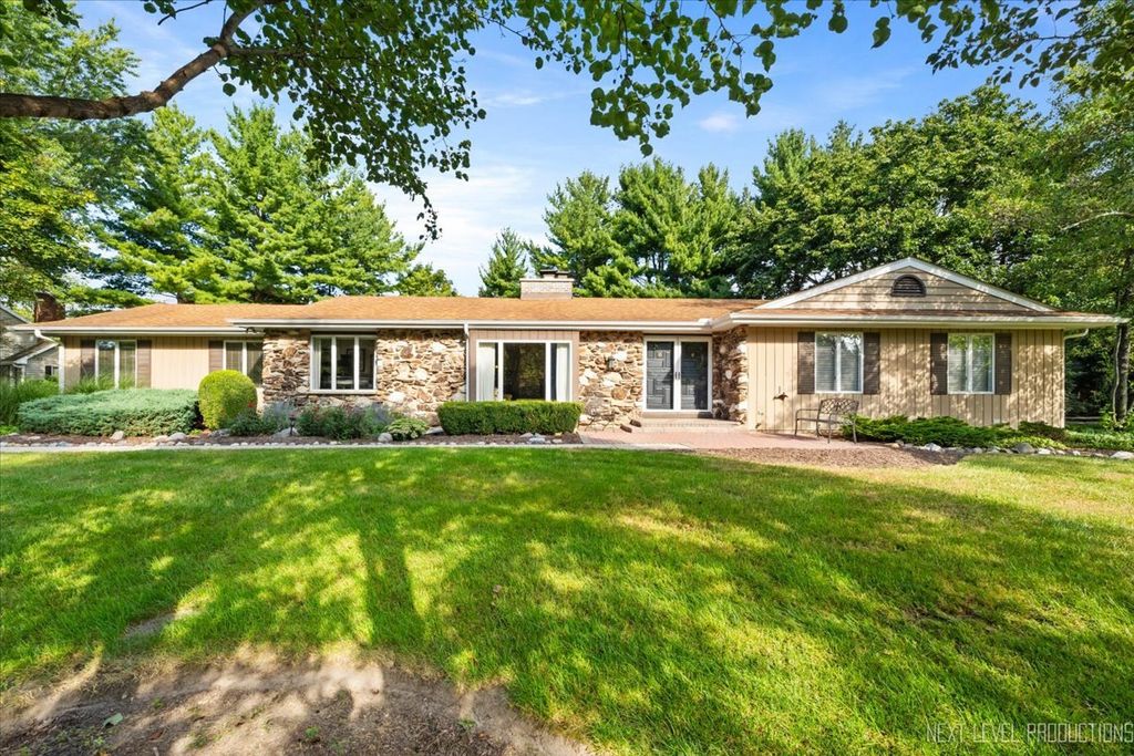 Photo for 36W068 Indian Mound Road, St. Charles, IL 60174 (MLS # 12468429)