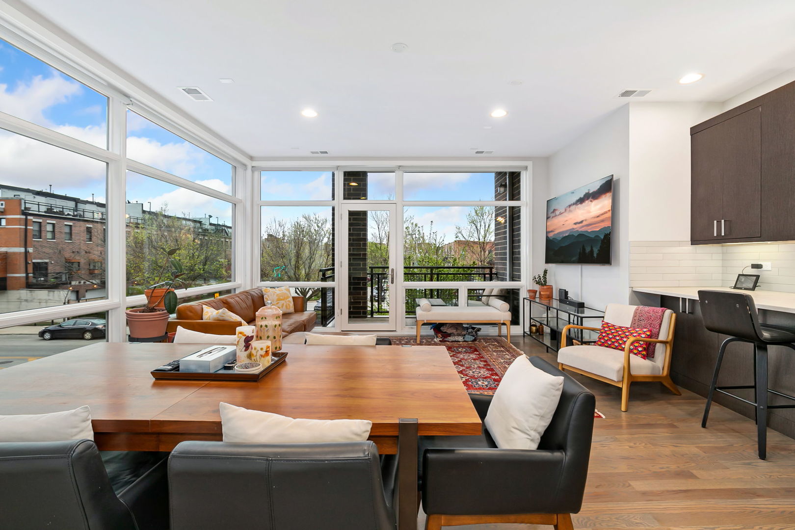 5 N Oakley Boulevard 208