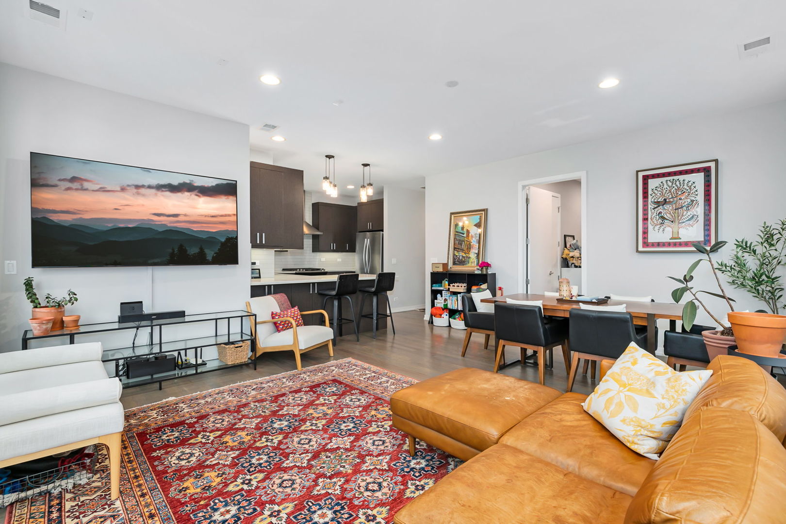 5 N Oakley Boulevard 208