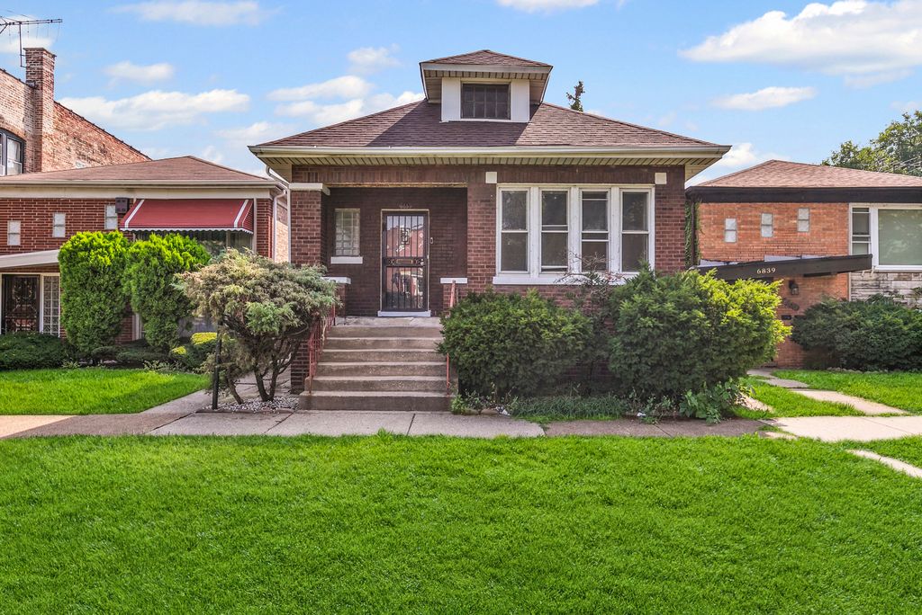 Photo for 6837 S Michigan Avenue, Chicago, IL 60637 (MLS # 12477709)