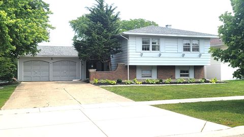 Photo of 1360 Devonshire Lane, Hoffman Estates, IL 60169 (MLS # 12393376)