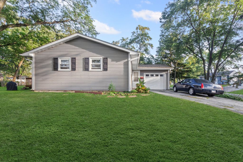 Photo for 7664 Willow Avenue, Woodridge, IL 60517 (MLS # 12503742)