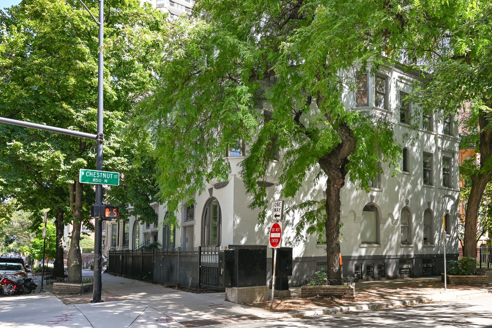 849 N Dearborn Street