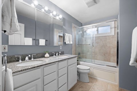 Tiny photo for 307 W Tanglewood Drive, Arlington Heights, IL 60004 (MLS # 12771090)
