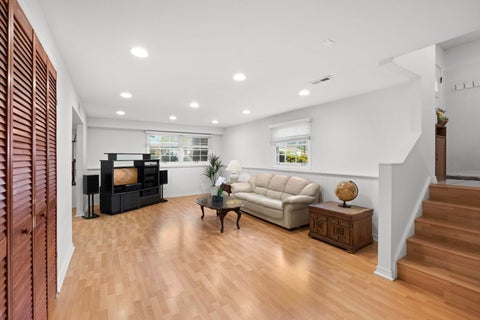Tiny photo for 307 W Tanglewood Drive, Arlington Heights, IL 60004 (MLS # 12771090)